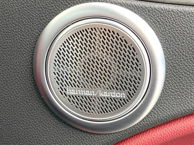 ●harman/kardonサウンドシステム:オーディオ専門メーカーが手掛けるプレミアムスピーカーを装備。多数のスピーカーから、音の粒立ちまで分かる高品質な音楽をお楽しみいただけます。