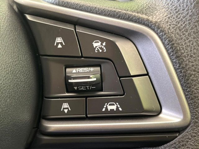 【全車速追従機能付クルーズコントロール】高速道路での長距離走行が楽に!!自動で速度を保つクルーズコントロールが、衝突軽減システムと連携し、前方の車両を感知して車間を保つように速度調節してくれます!!