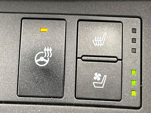 【シートベンチレーション】夏場は涼しい風でお尻や背中の熱やムレを防ぎ、冬はエアコンよりも早く温まってポカポカに!季節を問わず快適に過ごせます。