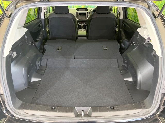 積み下ろしのしやすいデッキにはたっぷりと荷物を積み込んでいただけます。遊びから仕事まで、様々なシーンで頼れます♪