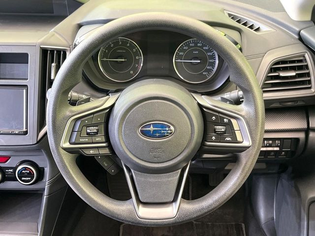 【パドルシフト】ハンドルから手を離さずに素早くシフトアップ&ダウンができるので、エンジンブレーキを使う下り坂や高速道路の合流で加速したい場面で役立ちます。