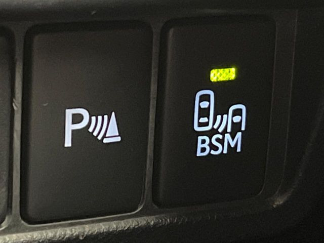 【ブラインドスポットモニター】走行中、ドアミラーの死角になりやすい箇所に後続車が接近するとサイドミラーのレンズに警告を表示!ドライバーに注意喚起をしてくれます。