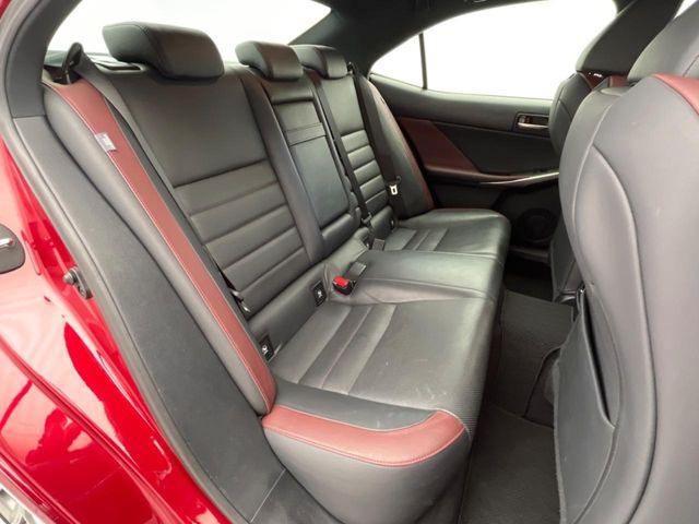 後部座席も気になるようなキズ・汚れやへたり等、大きなダメージはなく、良好な状態です。