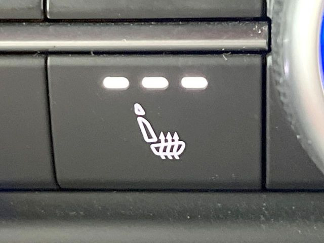●フロントシートヒーティング:運転席・助手席共に三段階で調節が可能なシートヒーターを装備しております。季節を問わず快適にご使用いただけます。