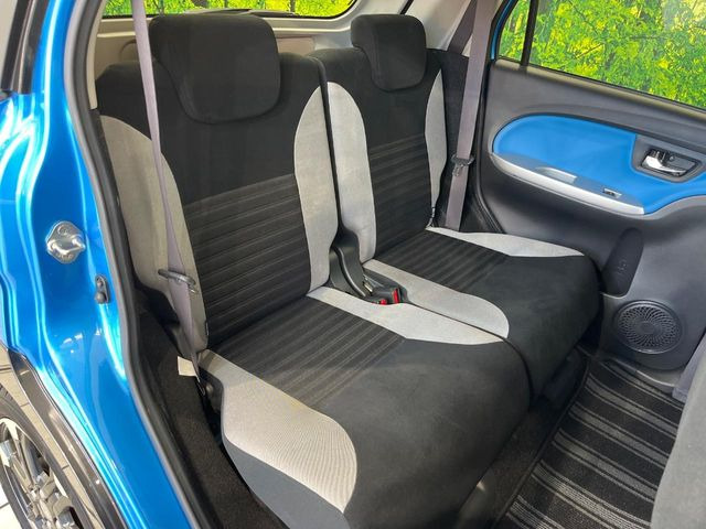 後部座席も気になるようなキズ・汚れやへたり等、大きなダメージはなく、良好な状態です。