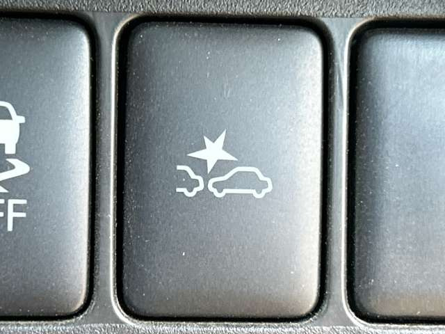 �y�Փˌy�����u�z���s���ɑO���̎ԗ�����F�����A�Փ˂������Ȏ��͌x��ƃu���[�L�ŏՓˉ���Ɣ�Q�y�����A�V�X�g�B�����S�Ƀh���C�u�����y���݂��������܂��B