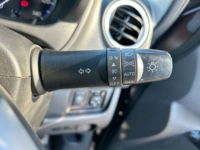 �y�I�[�g���C�g�z�ԊO�̖��邳�����m���āA�����I�Ƀw�b�h���C�g��_�����Ă���܂���g���l���𑖍s����ۂɂ��A�����I�ɓ_�����Ă���ĕ֗��ȑ�����1�ł���