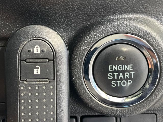 【キーフリーシステム】カバンやポケットに入れたままでもドアの施錠・解錠が可能なスマートキーを装備。エンジンのオン・オフ時もカギを取り出す必要が無いからとっても便利です♪