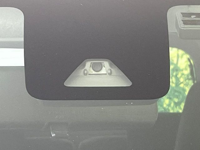 【スマートアシスト】走行中に前方の車両等を認識し、衝突しそうな時は警報とブレーキで衝突回避と被害軽減をアシスト。より安全にドライブをお楽しみいただけます。