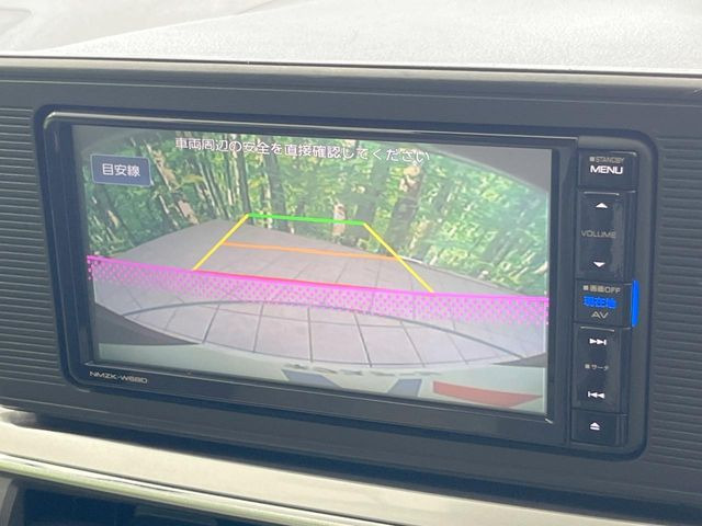 【バックカメラ】駐車時に後方がリアルタイム映像で確認できます。大型商業施設や立体駐車場での駐車時や、夜間のバック時に大活躍!運転スキルに関わらず、今や必須となった装備のひとつです!