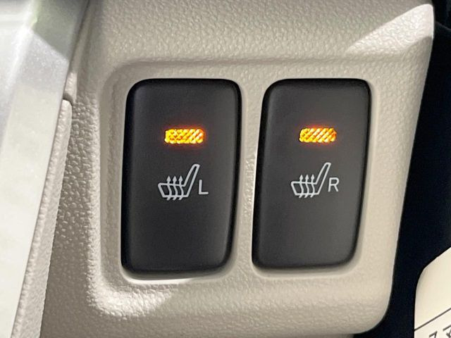 【シートヒーター】寒い日に重宝するシートヒーター!エアコンより早く温まってくれるので寒がりの人も安心ですね♪エアコンの温風は乾燥するから苦手、という方にもをおすすめです。