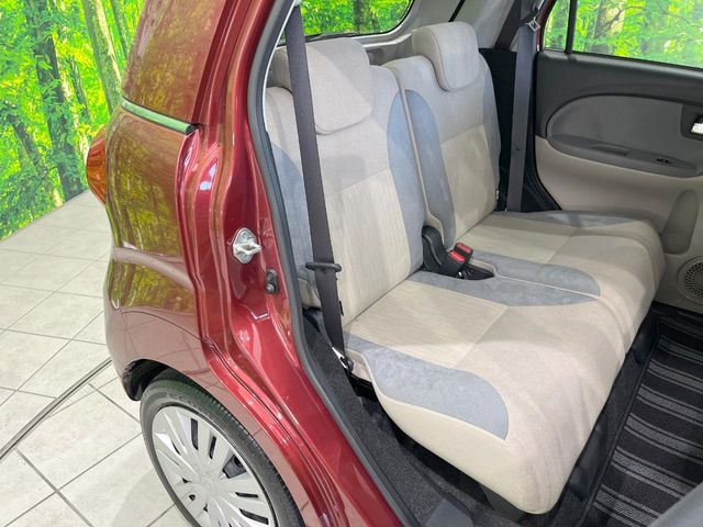 後部座席も気になるようなキズ・汚れやへたり等、大きなダメージはなく、良好な状態です。