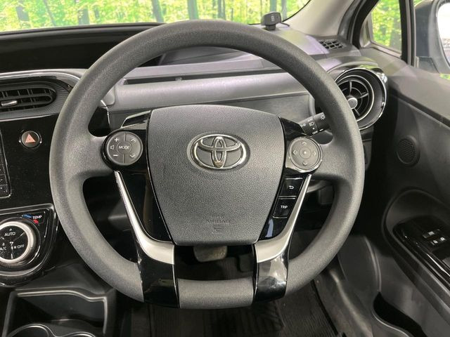 �C���e���A�ɍ��킹���f�U�C���̃X�e�A�����O�́A�^�]�������̂��Ƃ��l���A�^�]���₷���`��A�傫���ł��B�����x�A���ۂɐG���Ă��m���߂��������B