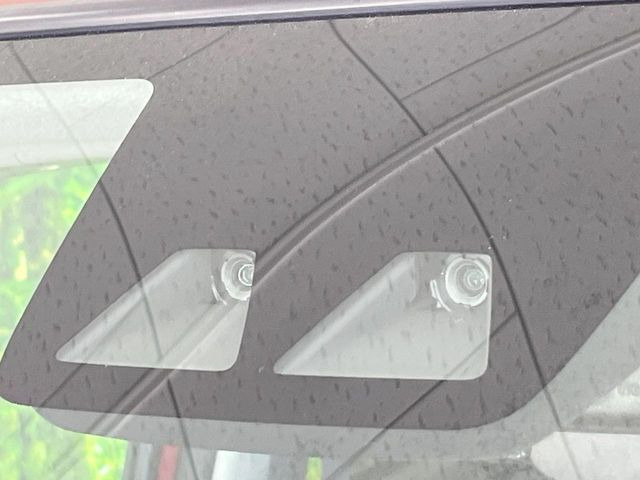 【スマートアシスト】走行中に前方の車両等を認識し、衝突しそうな時は警報とブレーキで衝突回避と被害軽減をアシスト。より安全にドライブをお楽しみいただけます。