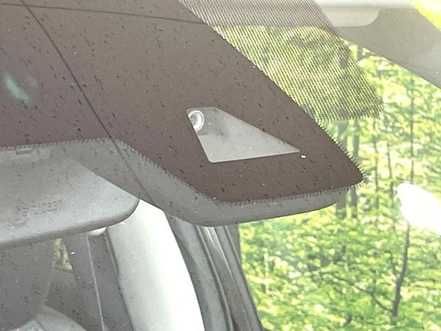 【インテリジェントエマージェンシーブレーキ】フロントカメラで前方の車両や歩行者を検知。衝突しそうな時は衝突被害軽減ブレーキが作動、衝突回避をサポート。より安全にドライブをお楽しみいただけます。