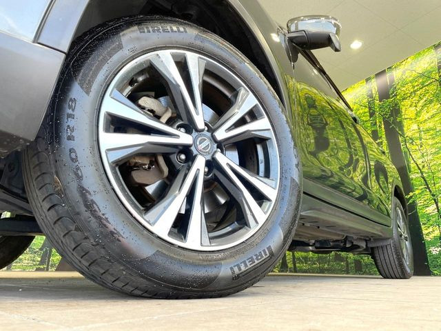 【純正18インチアルミホイール】外観にマッチした純正アルミホイールを装着しております。各種社外アルミホイールや、スタッドレスタイヤも取扱いしております。是非ご相談ください♪