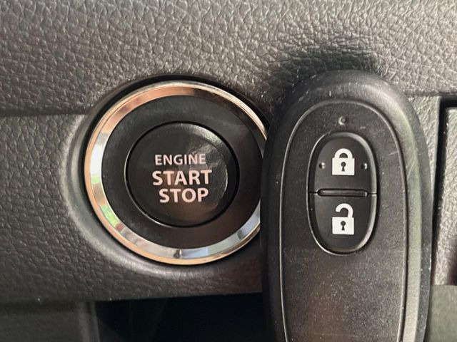 【キーレススタートシステム】カバンやポケットに入れたままでもドアの施錠・解錠が可能なスマートキーを装備。エンジンのオン・オフ時もカギを取り出す必要が無いからとっても便利です♪