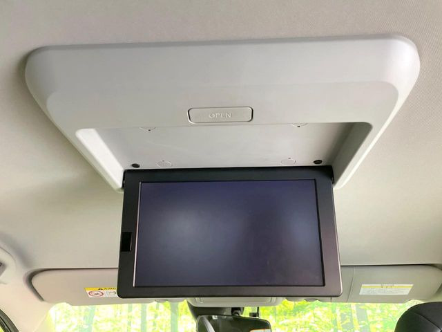 【フリップダウンモニター】大画面モニターで後席でもエンタメをお楽しみいただけます。小さなお子様にも大人気の装備です♪