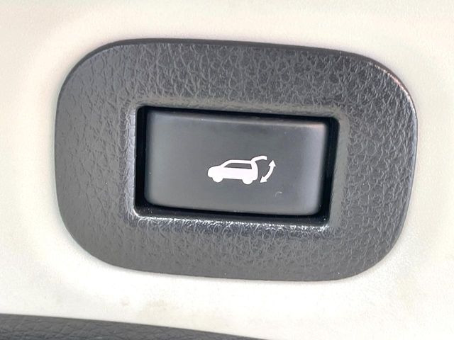 【パワーバックドア】スマートキーや運転席のボタンを押すだけでリアゲートが自動で開閉します!荷物を持っている時や、高い位置にあるバックドアを閉める際に便利な機能です♪