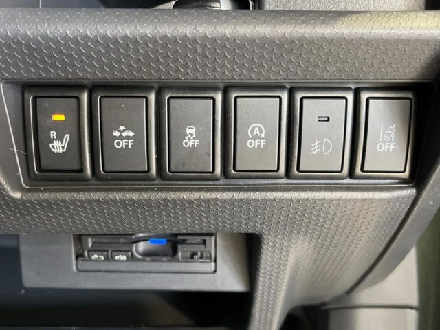 【車線逸脱警報】道路上の白(黄)線を認識し、意図せず走行中の車線からはみ出しそうになった時、メーター内の警告灯とブザーで注意喚起してくれる安心・安全機能です♪