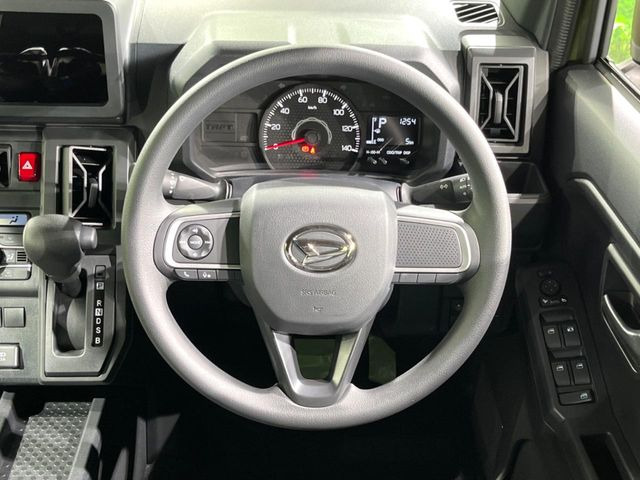 �C���e���A�ɍ��킹���f�U�C���̃X�e�A�����O�́A�^�]�������̂��Ƃ��l���A�^�]���₷���`��A�傫���ł��B�����x�A���ۂɐG���Ă��m���߂��������B