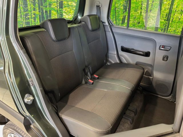後部座席も気になるようなキズ・汚れやへたり等、大きなダメージはなく、良好な状態です。