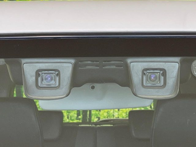 【デュアルカメラブレーキサポート】走行中に前方の車両等を認識し、衝突しそうな時は警報とブレーキで衝突回避と被害軽減をアシスト。より安全にドライブをお楽しみいただけます。