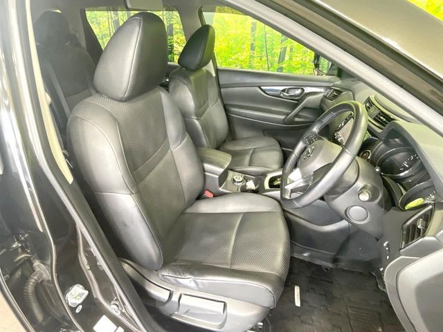 【合皮レザーシート】汚れのふき取りが容易でメンテナンスもが簡単な、機能性に優れる合成皮革を採用した上質なシートです。座り心地もよく、高級感あふれる心地良い車内空間を演出してくれます。