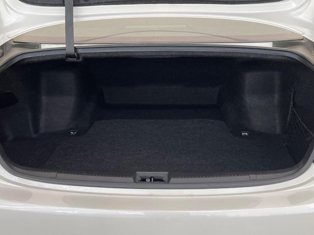 積み下ろしのしやすいデッキにはたっぷりと荷物を積み込んでいただけます。遊びから仕事まで、様々なシーンで頼れます♪