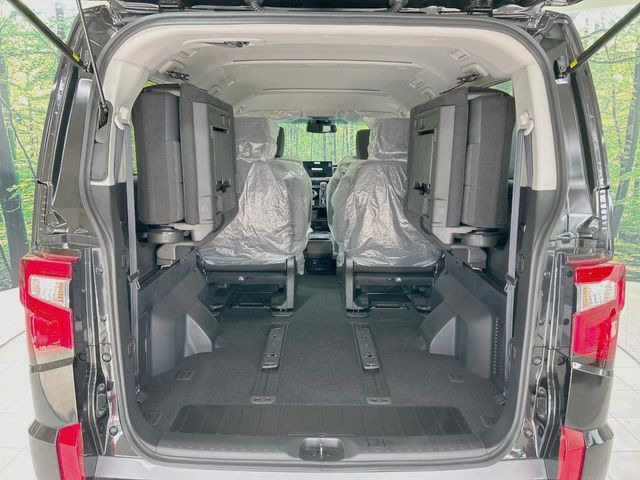 二列目シートは前後スライドが可能です。後ろに下げれば足元が広くゆったり座れ、前に詰めれば大きなラゲッジスペースが確保できます。シーンに応じて使い分けできるからとっても便利です♪