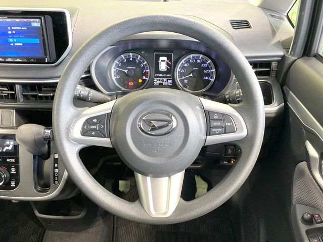 インテリアに合わせたデザインのステアリングは、運転される方のことも考え、運転しやすい形状、大きさです。是非一度、実際に触ってお確かめください。