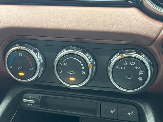 【オートエアコン】一度お好みの温度に設定すれば、車内の温度を検知し風量や温度を自動で調整。暑い…寒い…と何度もスイッチ操作をする必要はありません。快適な車内空間には必須の機能ですね♪