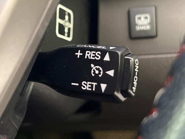 【クルーズコントロール】高速道路もラクラク走行。アクセルを離しても一定速度で走行ができ、長距離運転時の負担を軽減!加速・減速も簡単なスイッチ操作で調整できます。