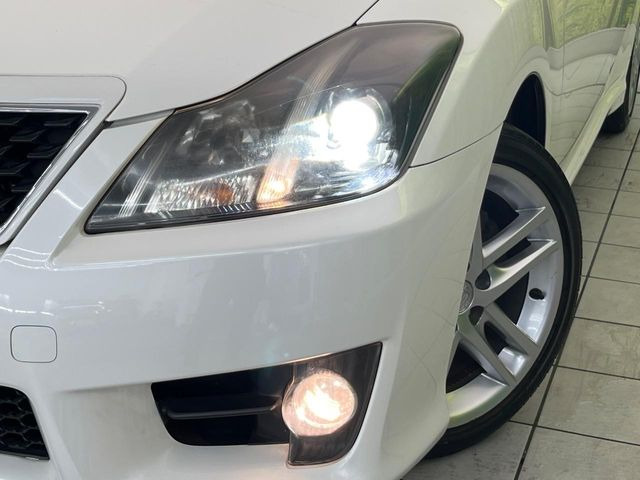 【HIDヘッドライト】非常に明るく前方を照らしてくれるので、悪天候や夜間の走行時も視界良好で安心してお乗りいただけます。