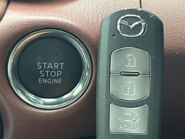 【アドバンストキー】カバンやポケットに入れたままでもドアの施錠・解錠が可能なスマートキーを装備。エンジンのオン・オフ時もカギを取り出す必要が無いからとっても便利です♪