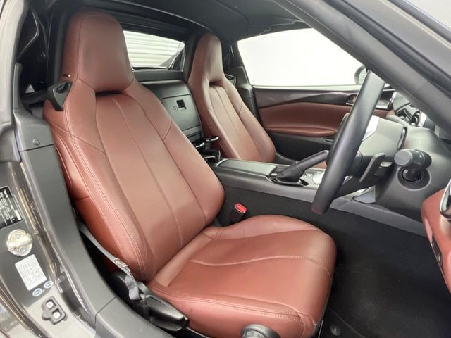 【本革シート】上質な本革を使用し、高級感あふれる本革シート。常に体に触れる部分だから、座り心地の良さにはこだわりたいですね♪汚れの付着や劣化を抑制する内装コーティング施工もおススメですよ♪