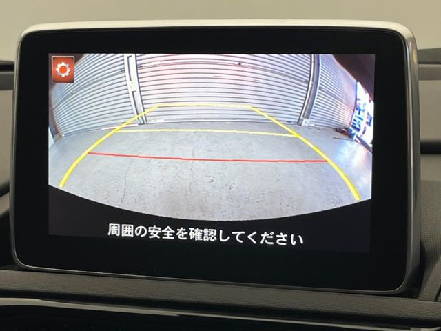 【バックカメラ】駐車時に後方がリアルタイム映像で確認できます。大型商業施設や立体駐車場での駐車時や、夜間のバック時に大活躍!運転スキルに関わらず、今や必須となった装備のひとつです!