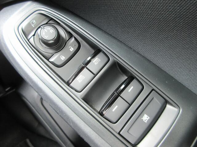 �p���[�E�B���h�E�͉^�]�Ȃ̃X�C�b�`�̂݃I�[�g�@�\����������Ă���܂��B�E�B���h�E���b�N����������Ă���̂ŁA���q�l�ƈꏏ�̎������S�ł��ˁB