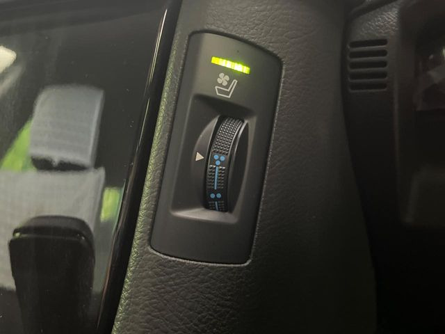 【シートベンチレーション】夏場は涼しい風でお尻や背中の熱やムレを防ぎ、冬はエアコンよりも早く温まってポカポカに!季節を問わず快適に過ごせます。