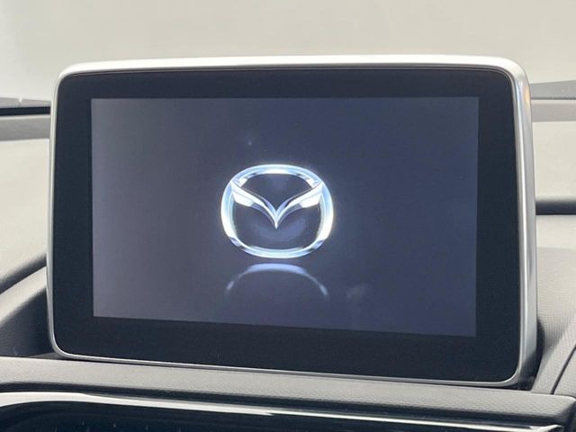 【マツダコネクトナビ】車内の雰囲気にマッチした一体型タイプのナビ。各種車輌設定やBluetooth再生等、様々な機能が楽しめます。直感的なダイヤル操作が可能で、使い勝手も良好です。