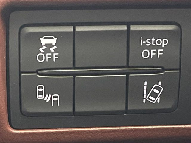 【ブラインドスポットモニタリング】走行中、ドアミラーの死角になりやすい箇所に後続車が接近するとサイドミラー付近に警告を表示、ドライバーに注意喚起をしてくれます。