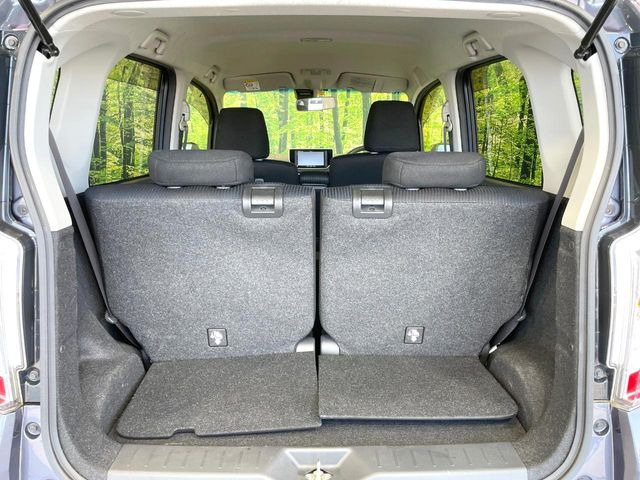 普段のお買い物や通勤、送迎等に十分な荷室スペースを確保しております。セカンドシートを倒すと、大きな荷物の積載も可能です♪