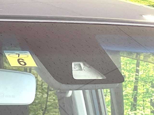 【スマートアシスト】走行中に前方の車両等を認識し、衝突しそうな時は警報とブレーキで衝突回避と被害軽減をアシスト。より安全にドライブをお楽しみいただけます。