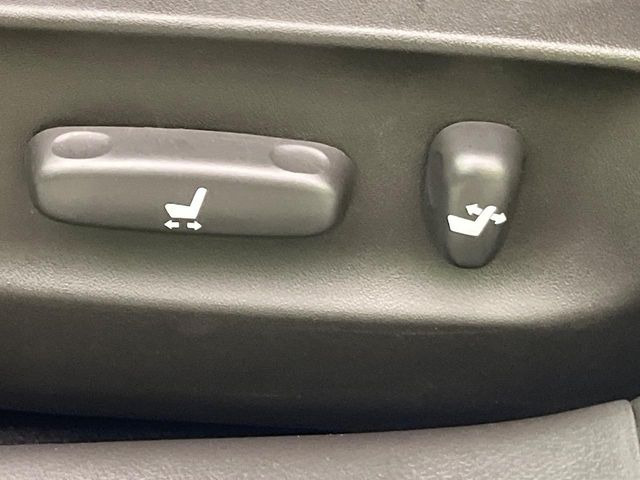 【パワーシート】スイッチ一つで簡単にシートの微調整が可能!電動だから力もいりません!快適なシートポジションにセットして、快適なドライブをお楽しみください。