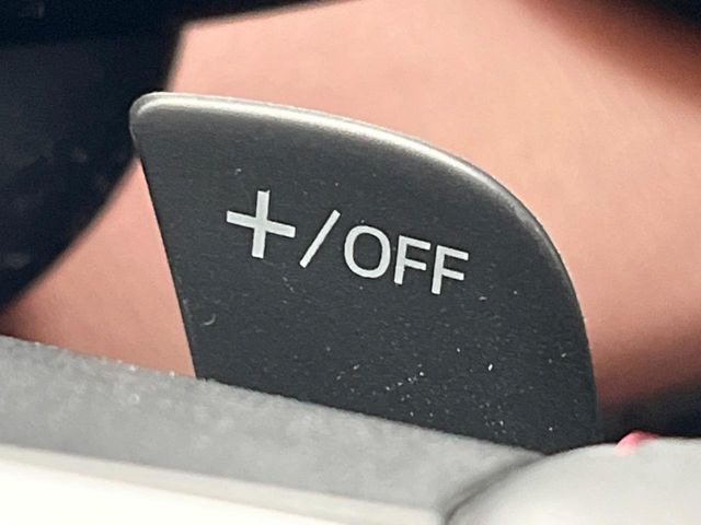 【パドルシフト】ハンドルから手を離さずに素早くシフトアップ&ダウンができるので、エンジンブレーキを使う下り坂や高速道路の合流で加速したい場面で役立ちます。