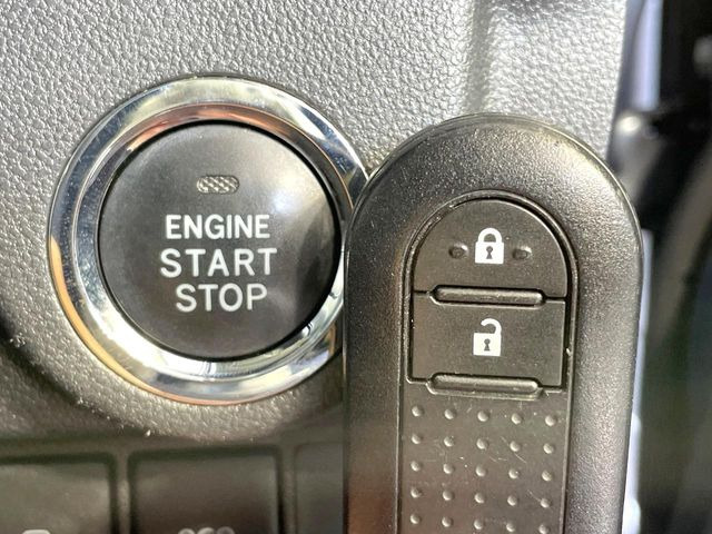 【キーフリーシステム】カバンやポケットに入れたままでもドアの施錠・解錠が可能なスマートキーを装備。エンジンのオン・オフ時もカギを取り出す必要が無いからとっても便利です♪