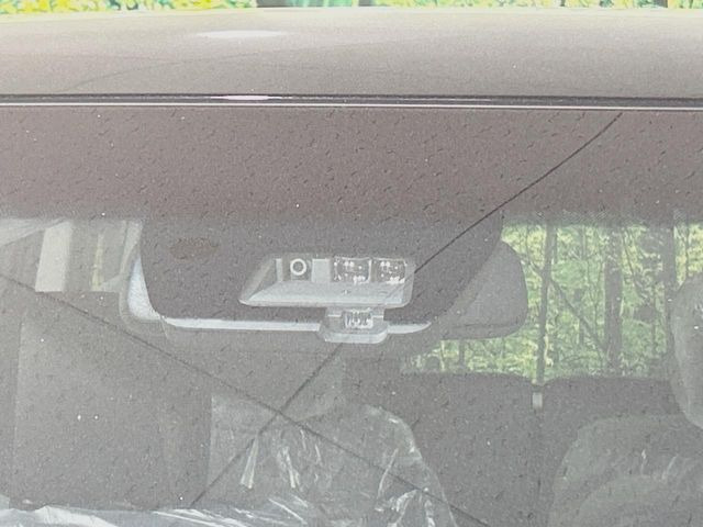 【三菱e-Assist】走行中に前方の車両等を認識し、衝突しそうな時は警報とブレーキで衝突回避と被害軽減をアシスト。より安全にドライブをお楽しみいただけます。