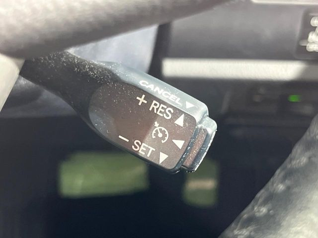 【クルーズコントロール】高速道路もラクラク走行。アクセルを離しても一定速度で走行ができ、長距離運転時の負担を軽減!加速・減速も簡単なスイッチ操作で調整できます。