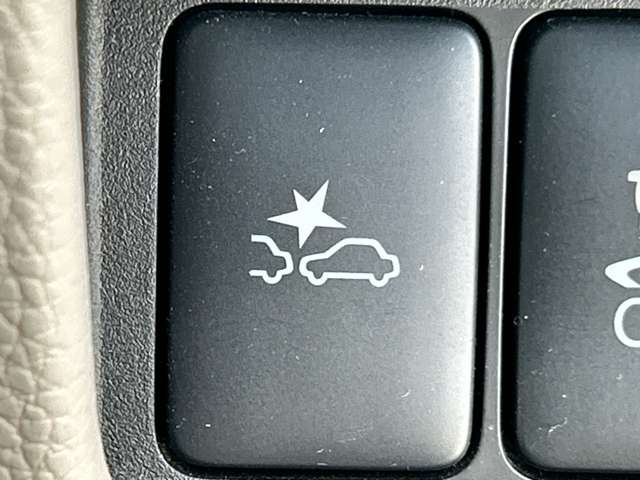 【衝突軽減装置】走行中に前方の車両等を認識し、衝突しそうな時は警報とブレーキで衝突回避と被害軽減をアシスト。より安全にドライブをお楽しみいただけます。