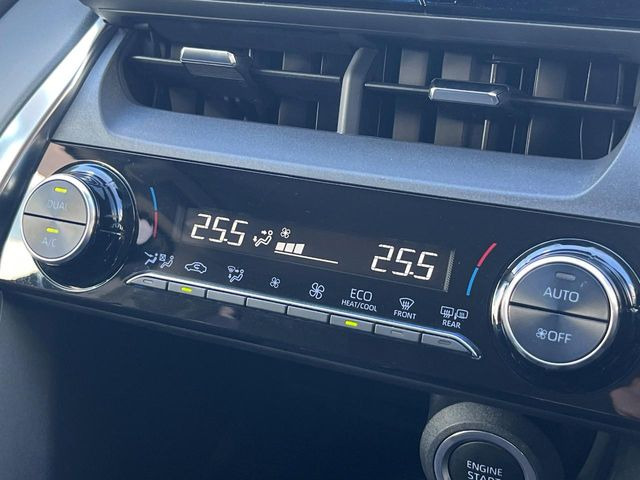 【左右独立型フルオートエアコン】運転席と助手席でそれぞれお好みの温度に設定可能。同乗者にも配慮した、快適な空調をお届け致します。